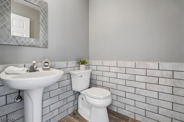 2 Log Rd, Jefferson Twp., NJ 07849