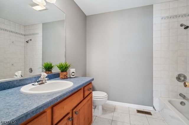 2 Log Rd, Jefferson Twp., NJ 07849