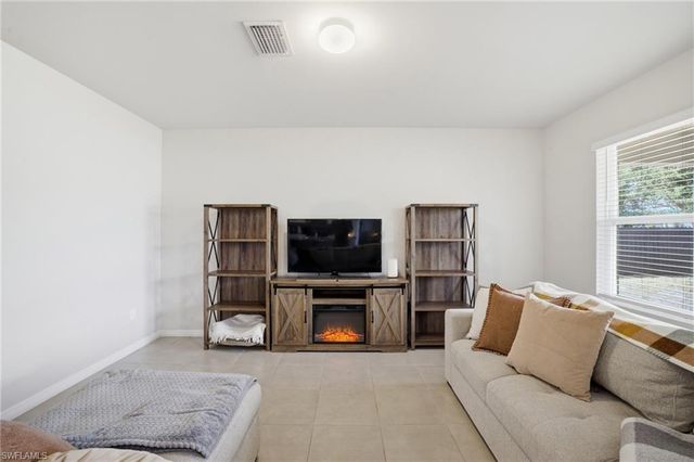 1917 SW 4th ST, Cape Coral, FL 33991