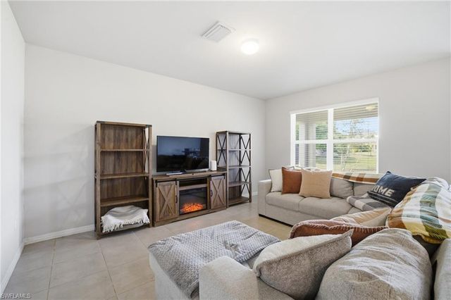 1917 SW 4th ST, Cape Coral, FL 33991