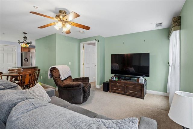 4 Crestview Cir Unit 108, Londonderry, NH 03053