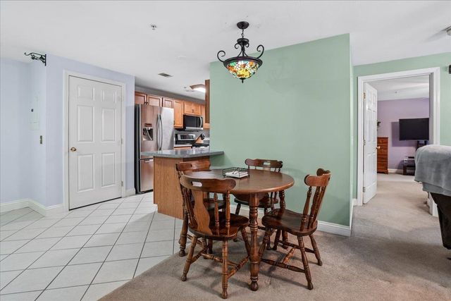 4 Crestview Cir Unit 108, Londonderry, NH 03053