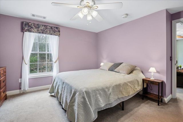 4 Crestview Cir Unit 108, Londonderry, NH 03053