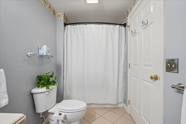 4 Crestview Cir Unit 108, Londonderry, NH 03053