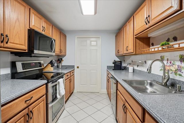 4 Crestview Cir Unit 108, Londonderry, NH 03053