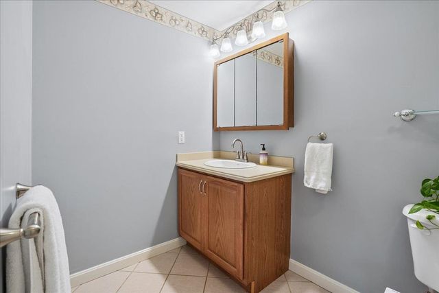 4 Crestview Cir Unit 108, Londonderry, NH 03053