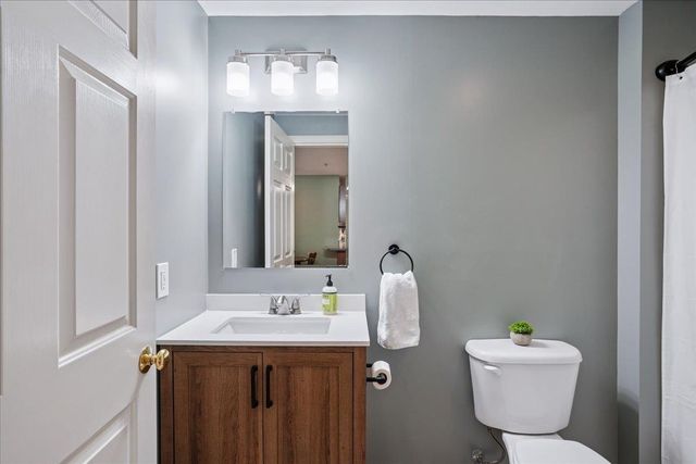 4 Crestview Cir Unit 108, Londonderry, NH 03053