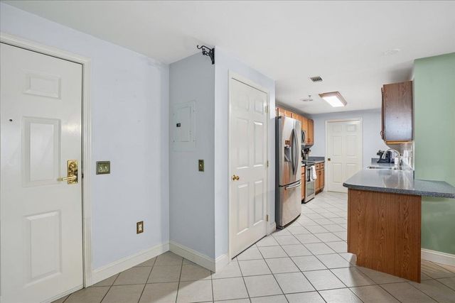 4 Crestview Cir Unit 108, Londonderry, NH 03053