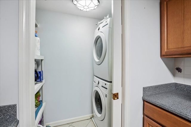 4 Crestview Cir Unit 108, Londonderry, NH 03053