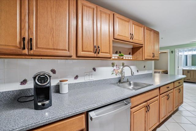 4 Crestview Cir Unit 108, Londonderry, NH 03053