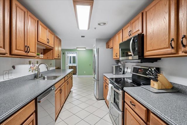 4 Crestview Cir Unit 108, Londonderry, NH 03053