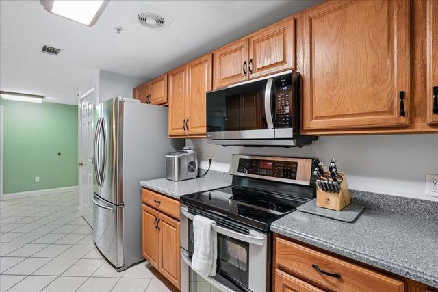 4 Crestview Cir Unit 108, Londonderry, NH 03053