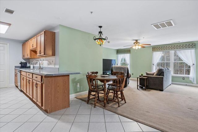 4 Crestview Cir Unit 108, Londonderry, NH 03053