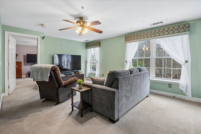 4 Crestview Cir Unit 108, Londonderry, NH 03053