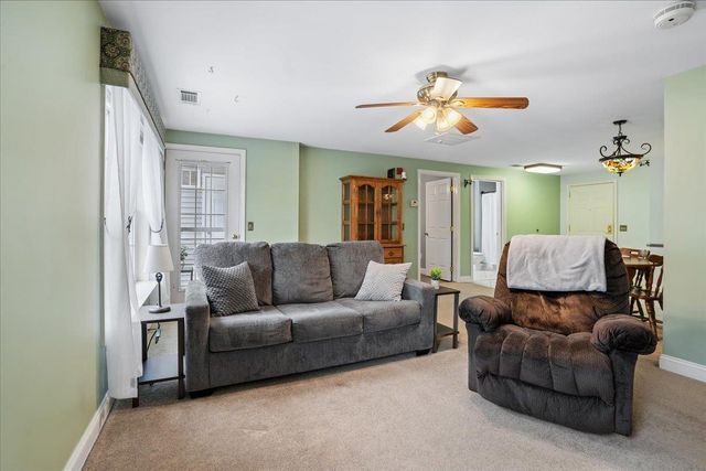 4 Crestview Cir Unit 108, Londonderry, NH 03053