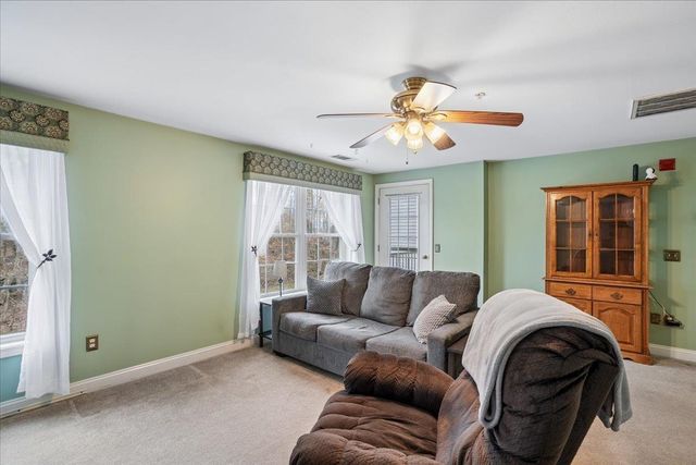 4 Crestview Cir Unit 108, Londonderry, NH 03053