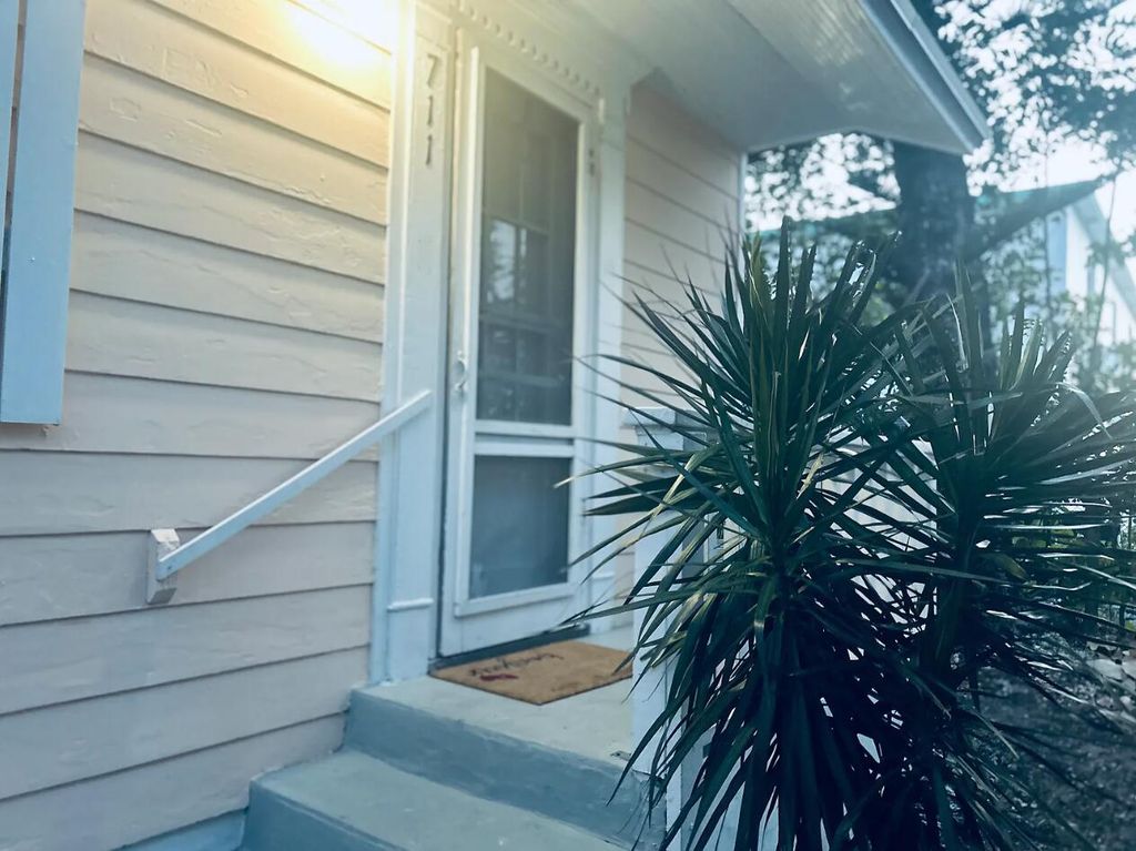 707 S 2nd Avenue S 2, Lake Worth Beach, FL 33460