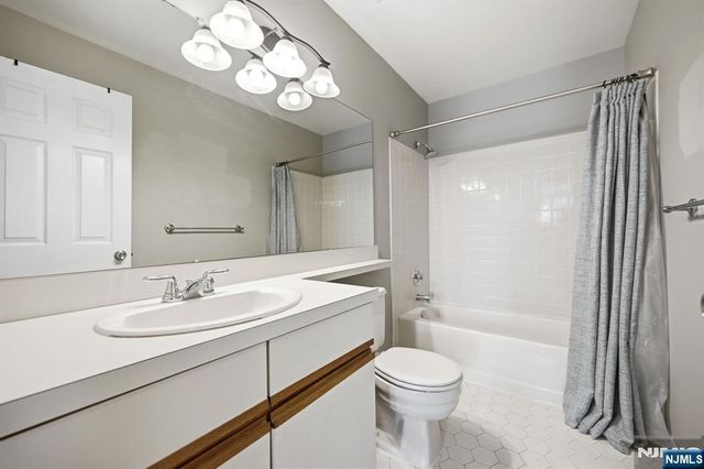 130 Raintree Lane, Mahwah, NJ 07430