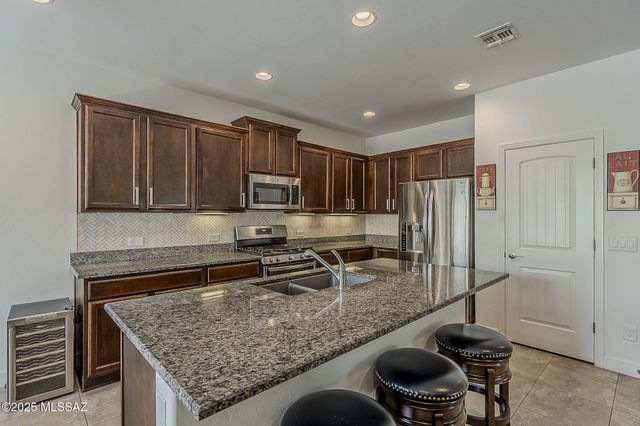 1762 E Sage Thrasher Drive, Green Valley, AZ 85614