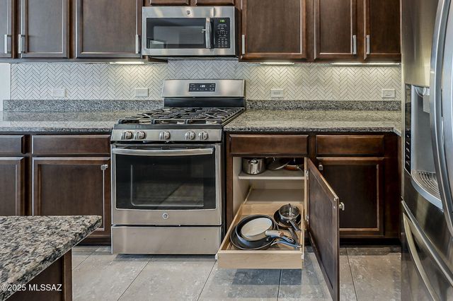 1762 E Sage Thrasher Drive, Green Valley, AZ 85614