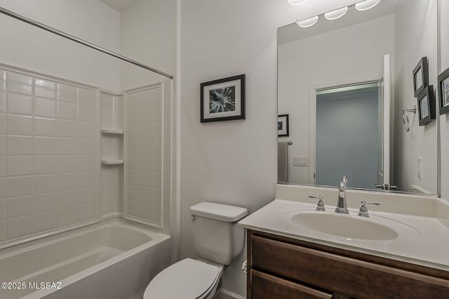 1762 E Sage Thrasher Drive, Green Valley, AZ 85614