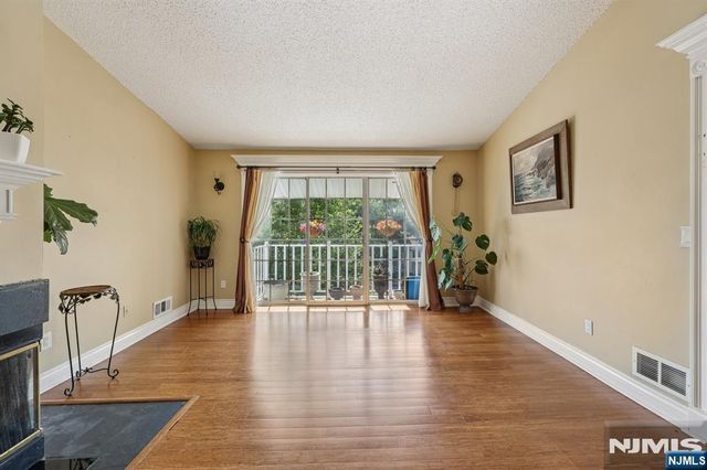 530 Holly Court, Mahwah, NJ 07430