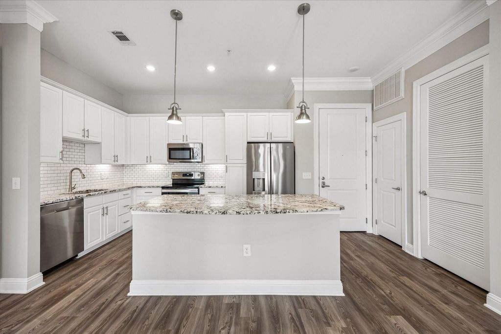 2111 Austin Street 422, Houston, TX 77002