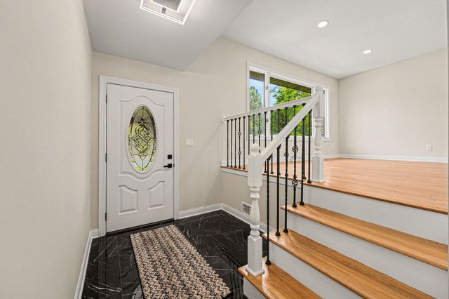 9792 W Oakridge Drive, St. John, IN 46373