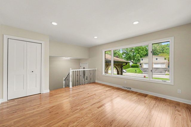 9792 W Oakridge Drive, St. John, IN 46373