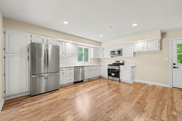 9792 W Oakridge Drive, St. John, IN 46373