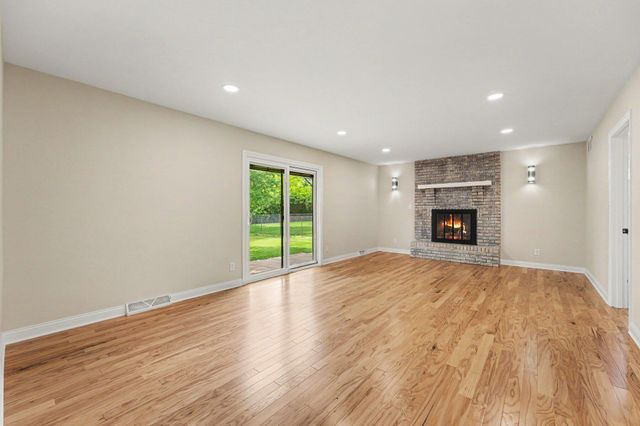 9792 W Oakridge Drive, St. John, IN 46373