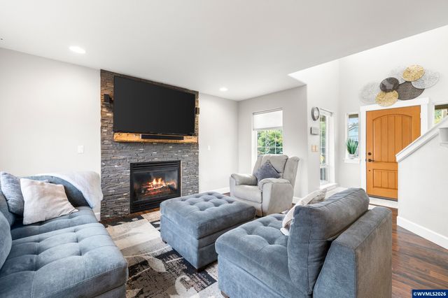 38 Sweden Cir, Silverton, OR 97381