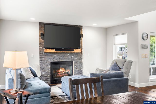 38 Sweden Cir, Silverton, OR 97381