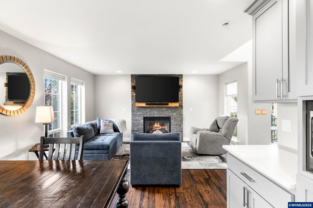 38 Sweden Cir, Silverton, OR 97381