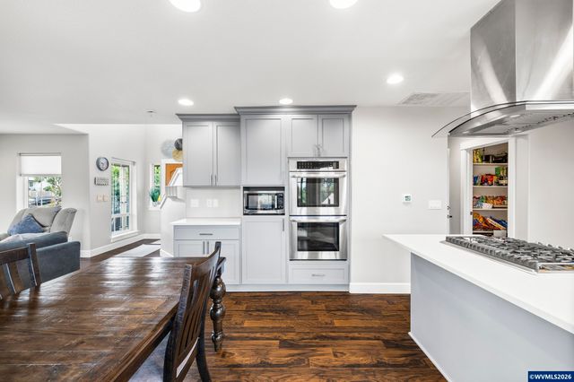 38 Sweden Cir, Silverton, OR 97381