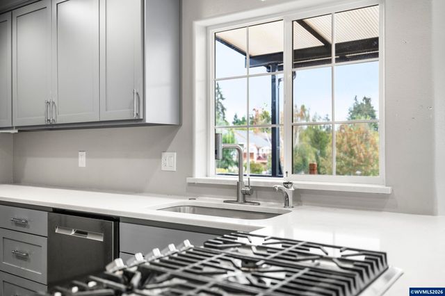 38 Sweden Cir, Silverton, OR 97381