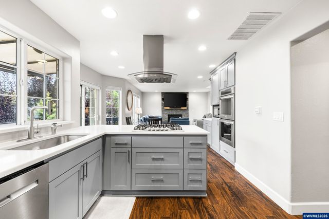 38 Sweden Cir, Silverton, OR 97381