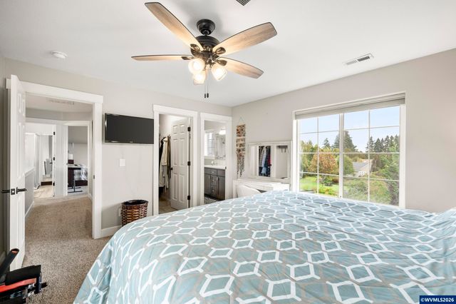 38 Sweden Cir, Silverton, OR 97381