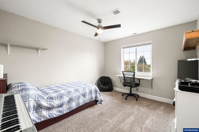 38 Sweden Cir, Silverton, OR 97381