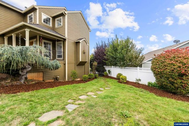 38 Sweden Cir, Silverton, OR 97381