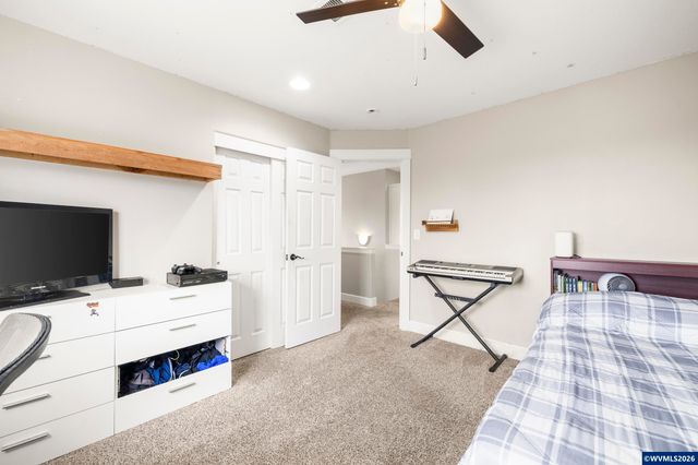 38 Sweden Cir, Silverton, OR 97381