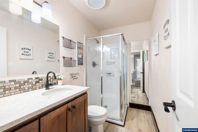 38 Sweden Cir, Silverton, OR 97381