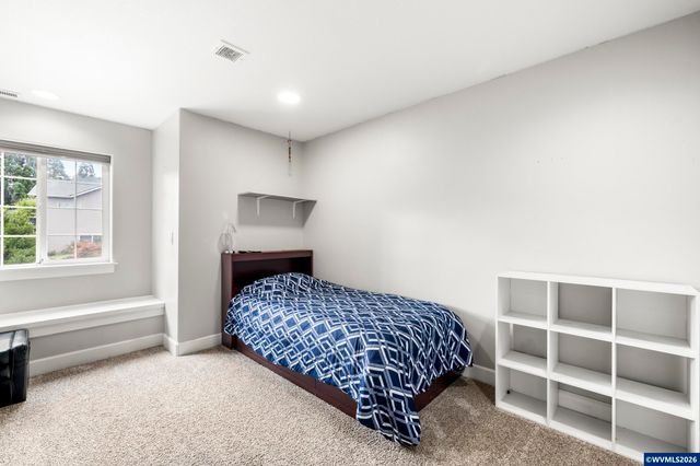 38 Sweden Cir, Silverton, OR 97381