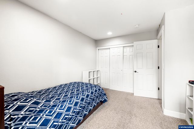 38 Sweden Cir, Silverton, OR 97381