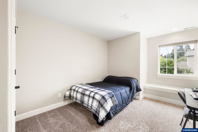 38 Sweden Cir, Silverton, OR 97381