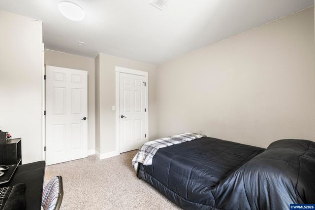 38 Sweden Cir, Silverton, OR 97381