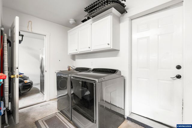 38 Sweden Cir, Silverton, OR 97381