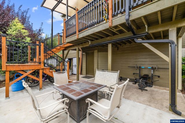 38 Sweden Cir, Silverton, OR 97381