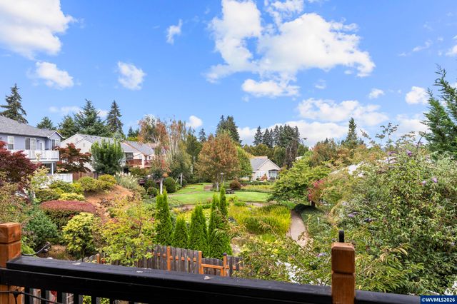 38 Sweden Cir, Silverton, OR 97381