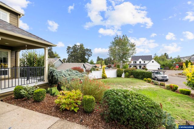 38 Sweden Cir, Silverton, OR 97381